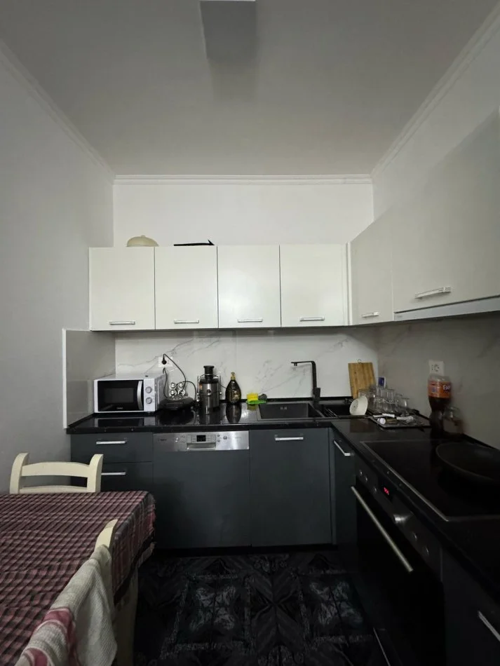 Tirane, jepet me qera apartament 2+1 Kati 2, 80 m² 500 € (Rruga e Kavajes)