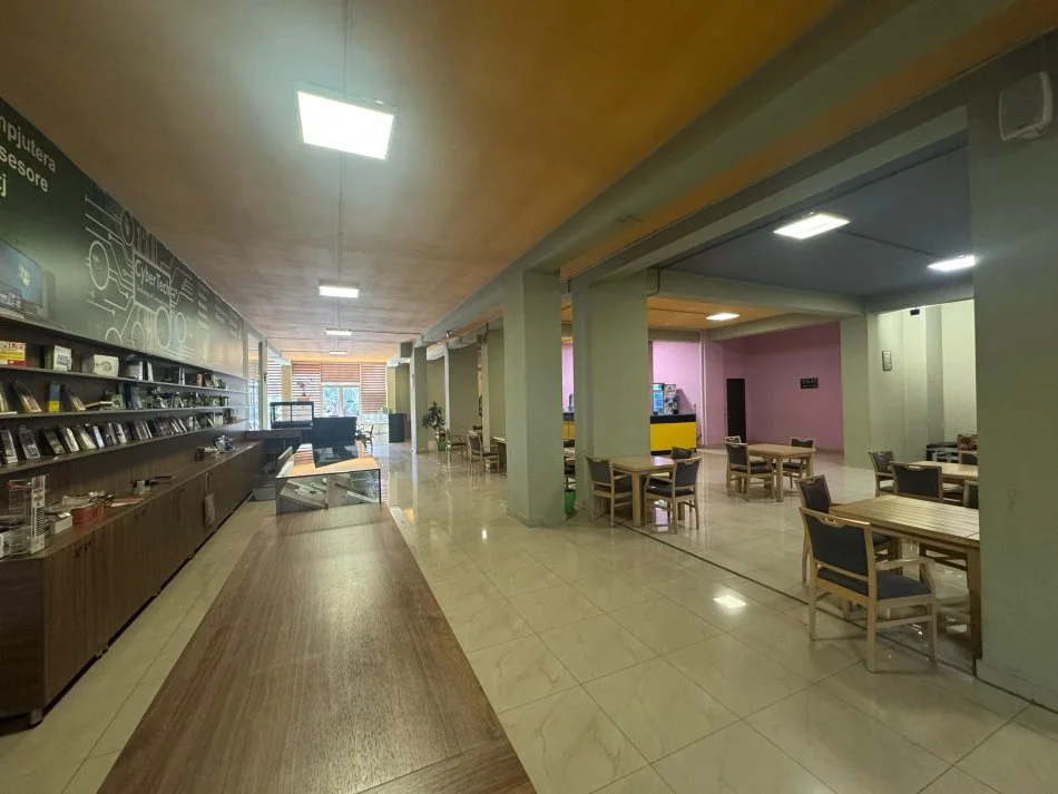 Tirane, jepet me qera lokal Kati 0, 313 m² 2.000 € (Kompleksi Malajzian)