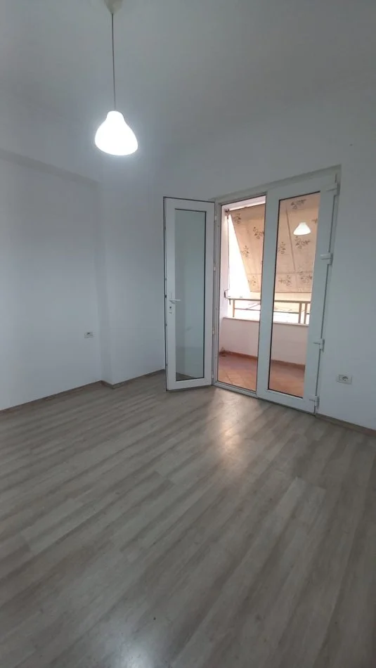 Tirane, jepet me qera apartament 2+1+Ballkon Kati 3, 85 m² 350 € (Prane Bar Oslo, Astir)