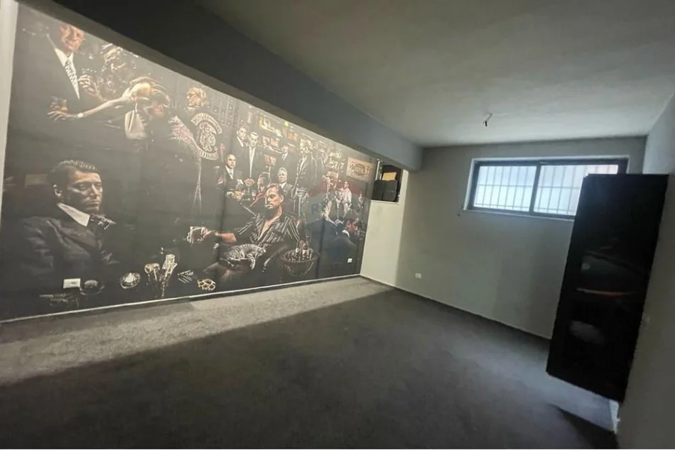 Tirane, jepet me qera dyqan Kati 0, 108 m² 700 € (Qendër)