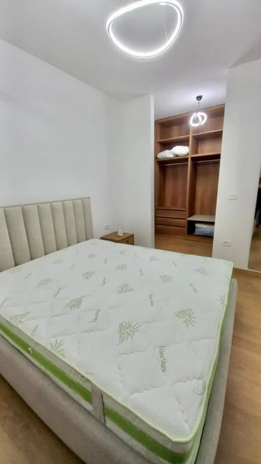 Tirane, jepet me qera apartament 2+1+Ballkon Kati 2, 95 m² 1.100 € (Liqeni i Thate)