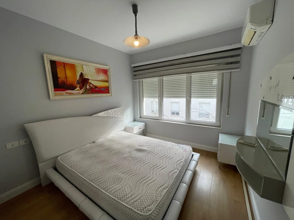 Tirane, jepet me qera apartament 2+1+Ballkon Kati 2, 90 m² 700 € (Kodra e Diellit)