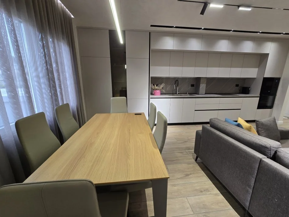 Tirane, jepet me qera shtepi 2+1 Kati 3, 101 m² 550 € (Kombinat)