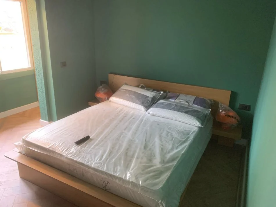 Tirane, jepet me qera apartament 1+1+Ballkon Kati 4, 60 m² 600 € (Qender, prane Kafe Europa)
