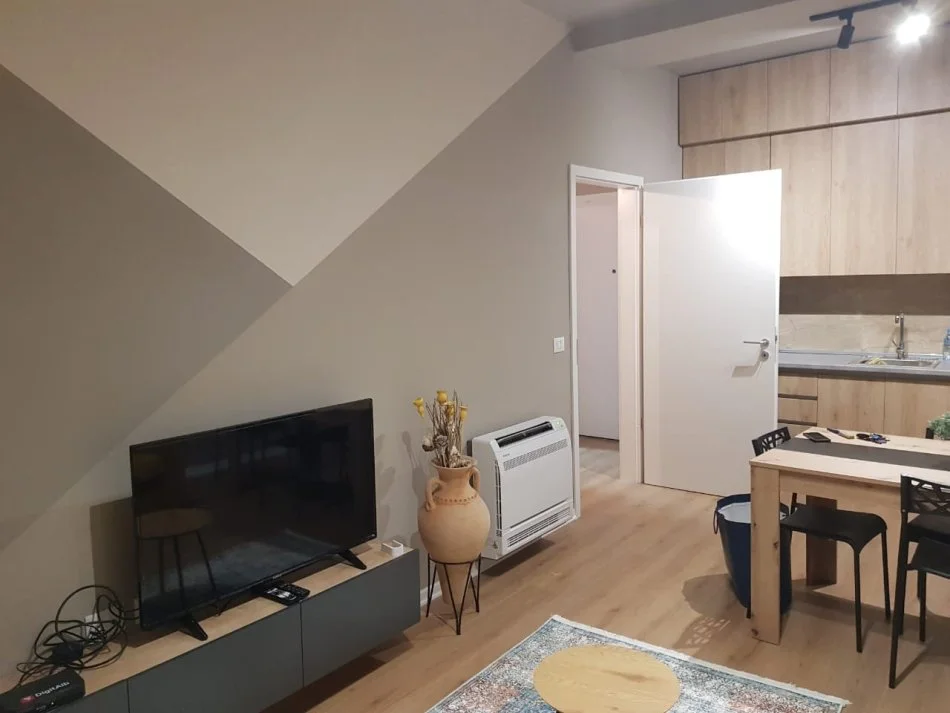 Tirane, jap me qera apartament 2+1+Ballkon Kati 5, 100 m² (21 Dhjetori, Kompleksi Kontakt) 70.000 Leke