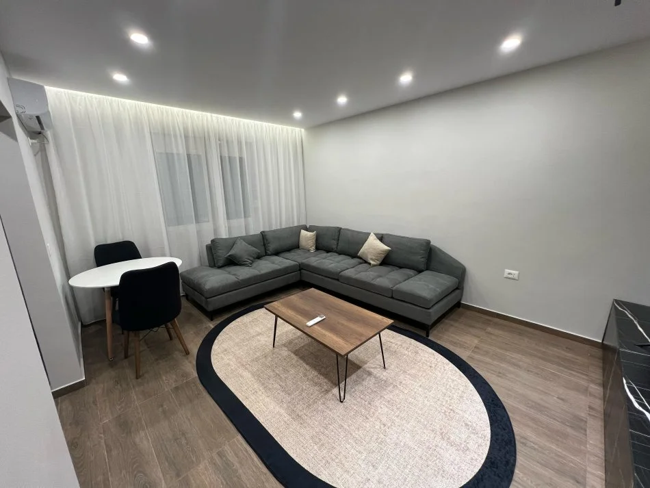 Tirane, jepet me qera apartament 1+1+Ballkon Kati 1, 60 m² 500 € (Ish Parku Autobuzave)