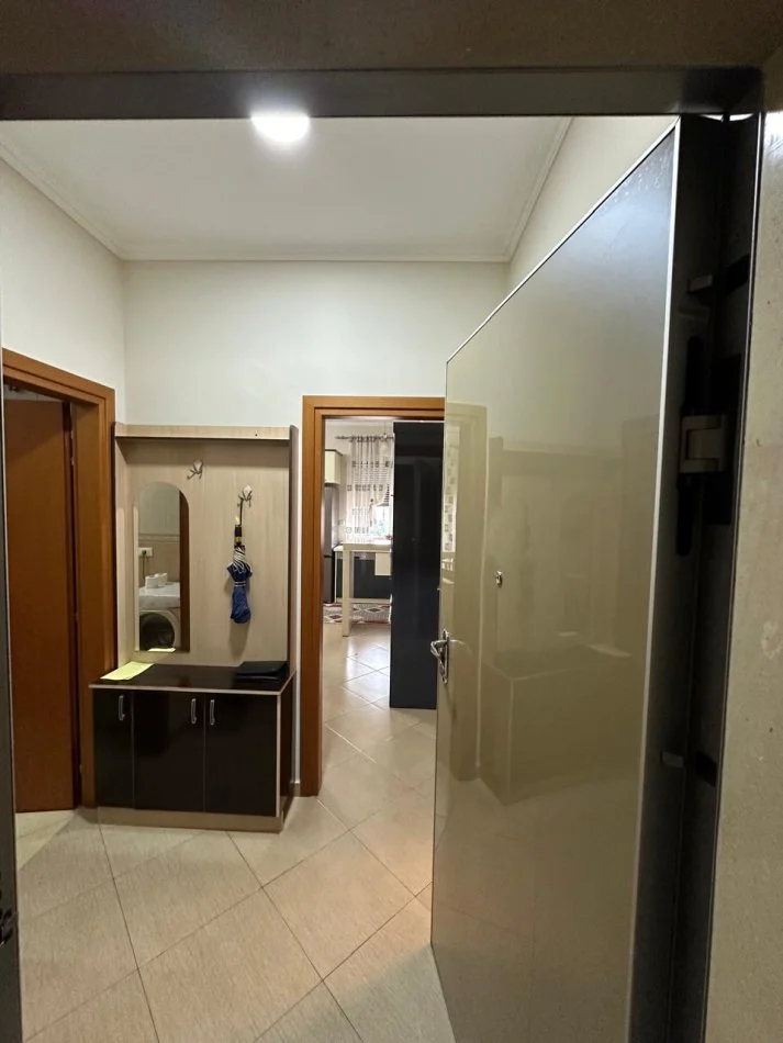 Tirane, jepet me qera apartament 1+1 Kati 3, 70 m² 700 € (Rruga e Bogdaneve)
