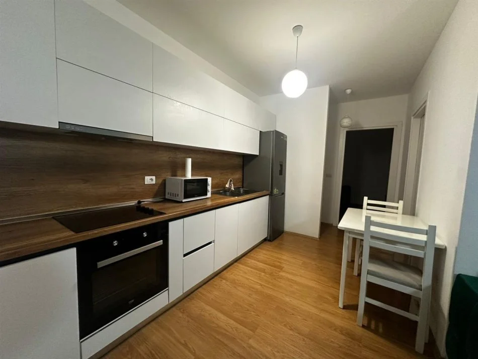 Tirane, jap me qera apartament 2+1+Ballkon Kati 6, 96 m² 700 € (Don Bosko, kompleksi Fiori di Bosko)