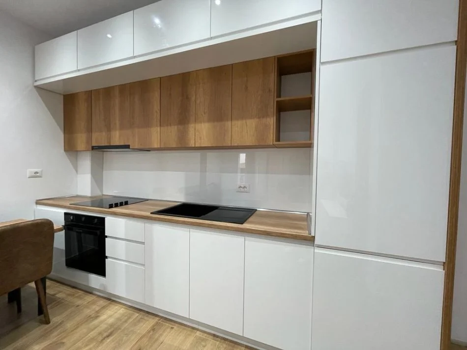 Tirane, jepet me qera apartament 2+1 Kati 12, 100 m² 800 € (Komuna e Parisit)