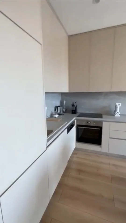Tirane, jepet me qera apartament 1+1+Ballkon Kati 7, 70 m² 650 € (Shkolla e Kuqe, Rruga Qemal Stafa)