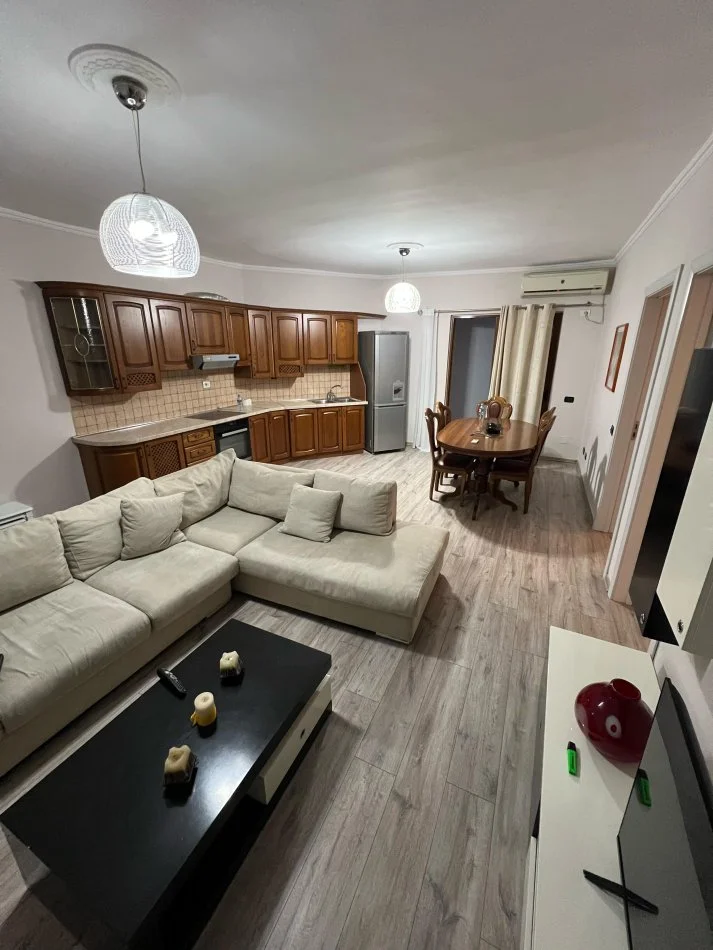 Tirane, jepet me qera apartament 2+1 Kati 5, 80 m² 600 € (Komuna e Parisit)