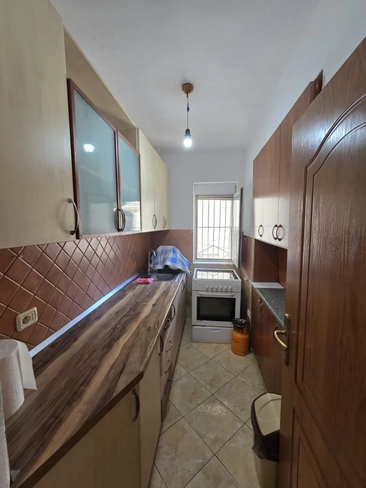 Tirane, jepet me qera apartament 2+1 Kati 1, 90 m² 550 € (Rruga e Elbasanit)