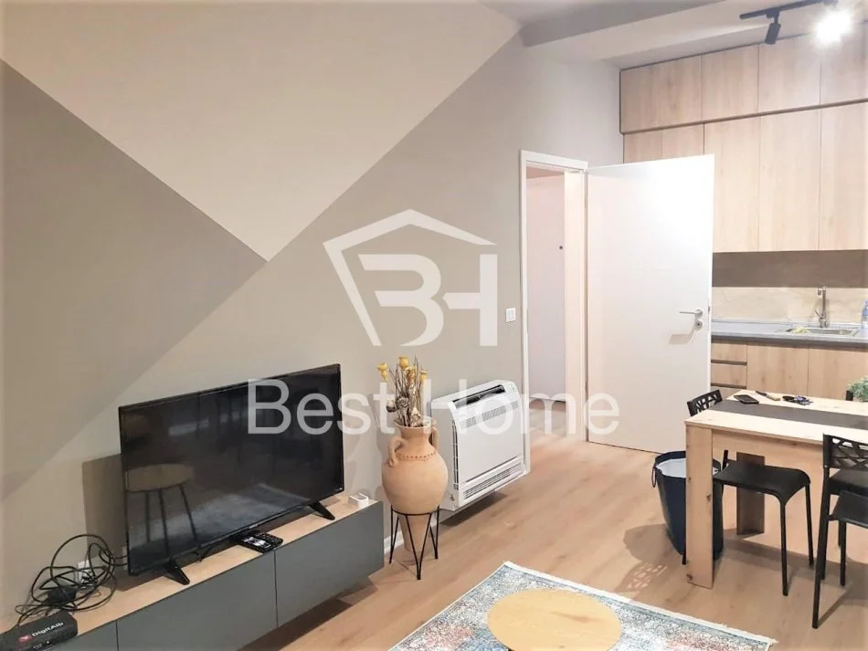 Tirane, jepet me qera apartament 2+1+Ballkon Kati 5, 100 m² 700 € (21 Dhjetori, Kompleksi Kontakt)