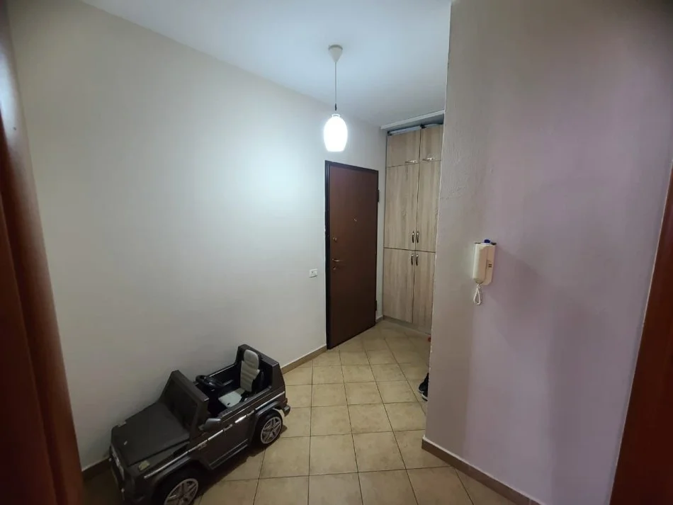 Tirane, jepet me qera apartament 1+1 Kati 7, 70 m² 360 € (Rruga Aleksander Moisiu)
