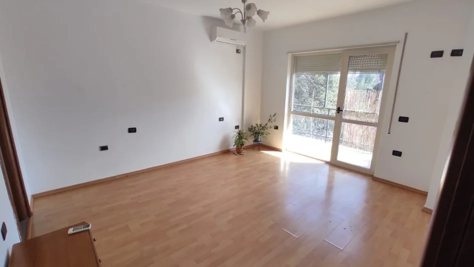 Tirane, jepet me qera zyre Kati 4, 150 m² 1.600 € (Rruga e Elbasanit)