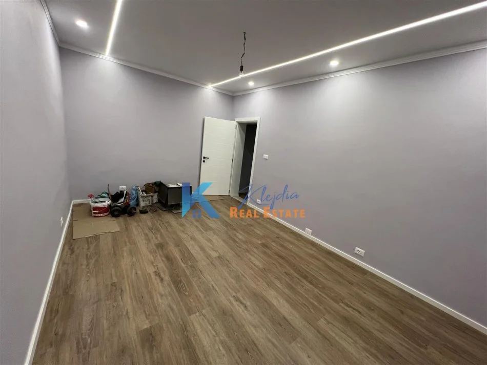 Tirane, jap me qera zyre Kati 3, 90 m² 1.000 € (Bllok, afer shkolles 11 Janari)