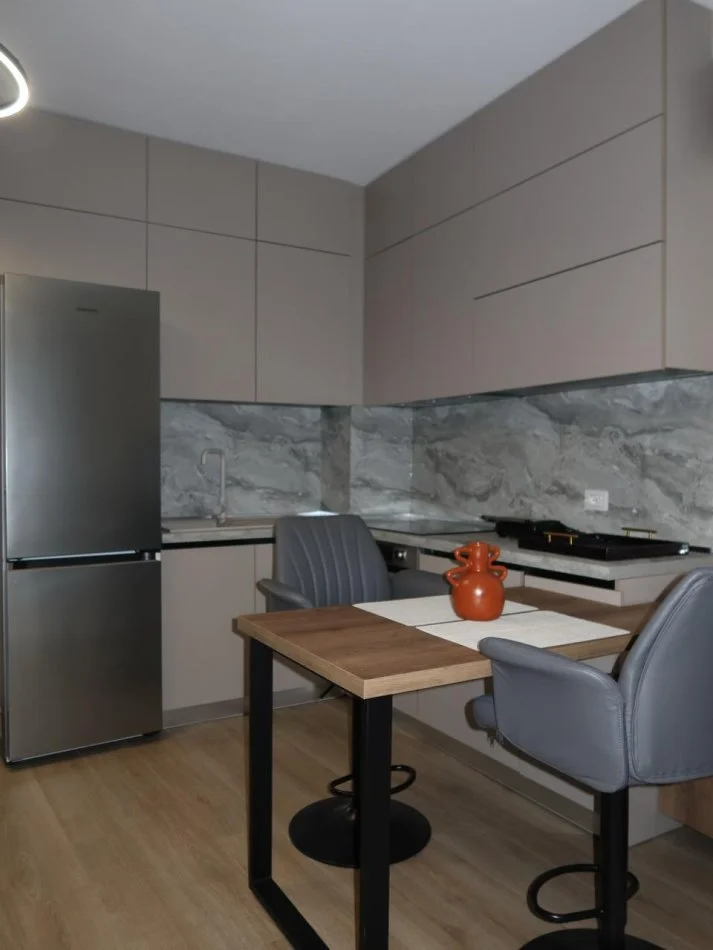 Tirane, jepet me qera apartament 1+1 Kati 2, 58 m² 650 € (Selite)