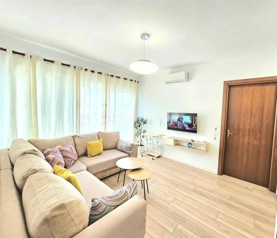 Tirane, jap me qera apartament 1+1+Ballkon Kati 4, 60 m² 500 € (TE FUSHA E AVIACIONIT)