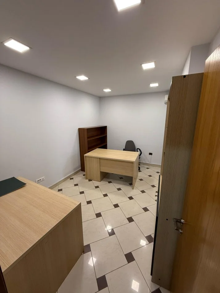 Tirane, jepet me qera zyre Kati 5, 110 m² 1.300 € (Bllok)