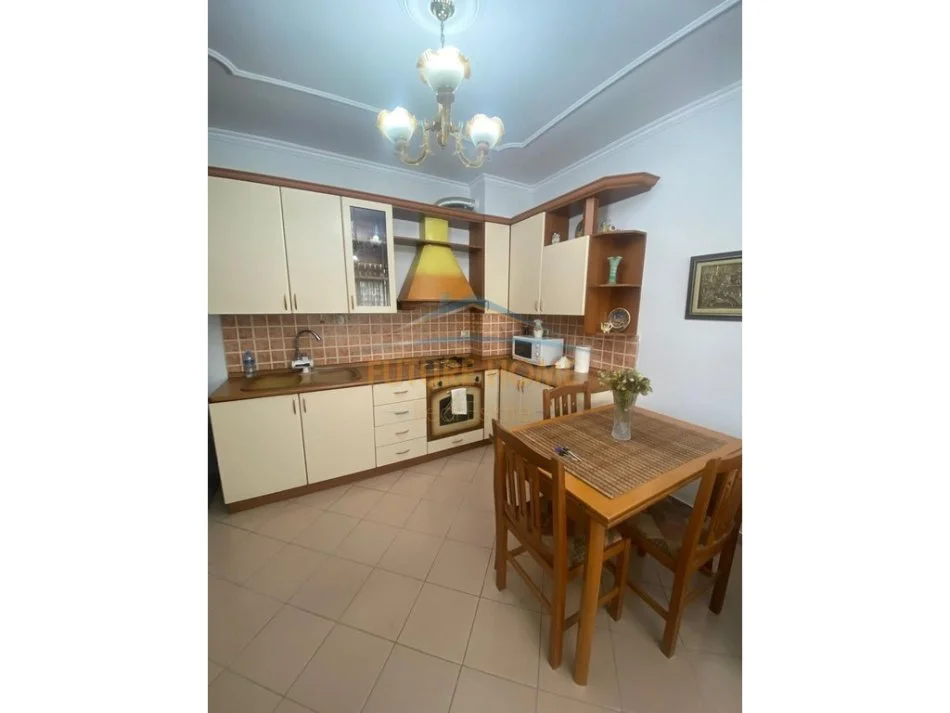Tirane, shitet apartament 1+1+Aneks+Ballkon Kati 5, 75 m² 160.000 € (komuna e parisit)