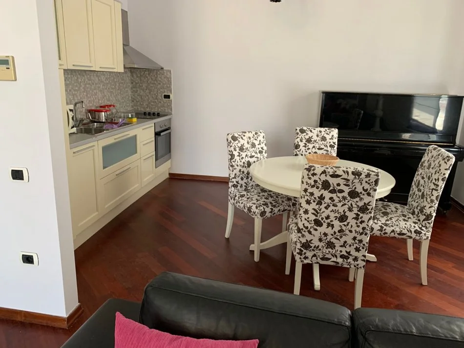 Tirane, jepet me qera apartament 2+1+Ballkon Kati 8, 100 m² 1.300 € (Bllok, prane Librit Universitar)