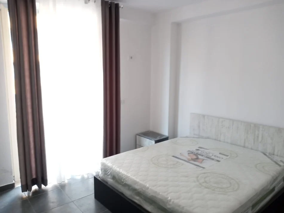 Tirane, jepet me qera apartament 2+1 Kati 4, 120 m² 400 € (Shkoze)