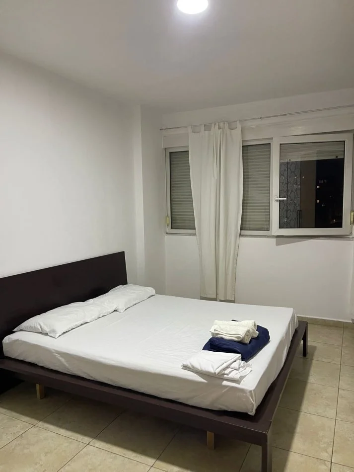 Tirane, jap me qera apartament 2+1+Ballkon Kati 5, 63 m²  (21 Dhjetori, afer Mozaikut)