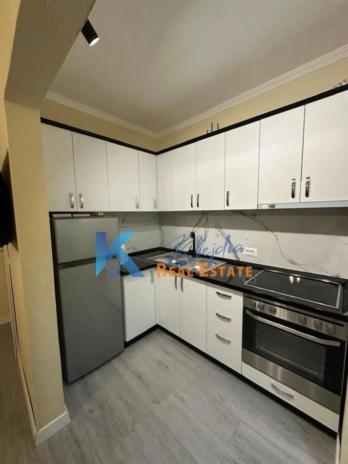 Tirane, jap me qera apartament 1+1+Ballkon Kati 4, 65 m² 450 € (Mbi Maternitetin e Ri)