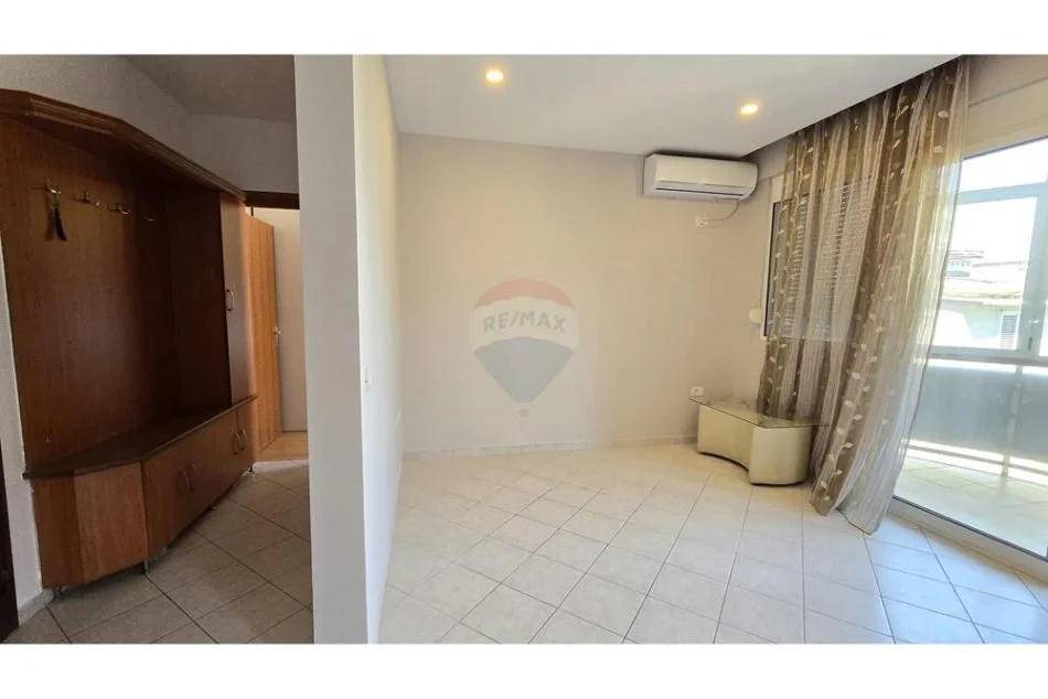 Tirane, jepet me qera apartament 1+1 Kati 3, 65 m² 550 € (Garda)