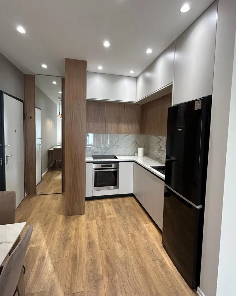Tirane, jepet me qera apartament 1+1 Kati 20, 80 m² 1.000 € (Rruga e Kavajes)
