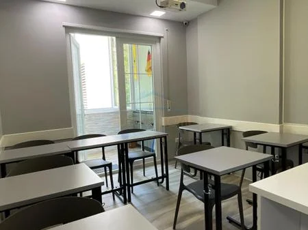 Qera, Ambient Komercial, perball Maternitetit te Ri, Tiranë. AREA50795