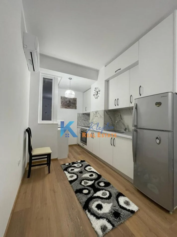 Tirane, jap me qera apartament 1+1 Kati 4, 55 m² (mbi Brrylin, afer pasticeri Tito, rruga Endri Keko)