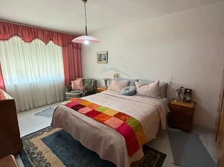 Tirane, jepet me qera apartament 3+1+Ballkon Kati 2, 91 m² 550 € (Qera, Apartament 3+1, Xhamllik, Tiranë. AREA50915)