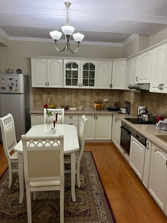 Tirane, jepet me qera apartament 2+1 Kati 3, 110 m² 800 € (Bllok)