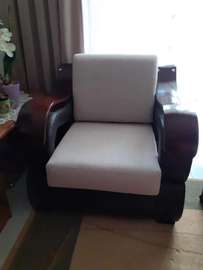 Shitet komplet kolltuqesh me krevat te brendshem 45,000 leke (460 Euro).