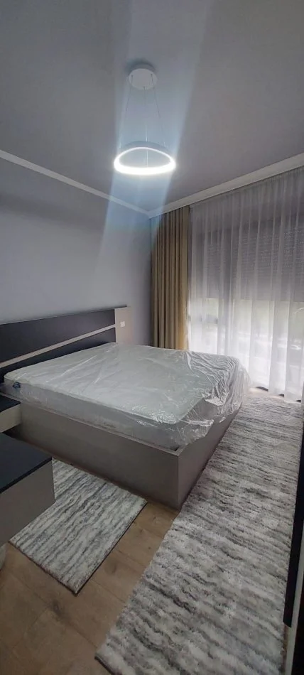 Tirane, jepet me qera apartament 2+1 Kati 3, 90 m² 1.500 € (Liqeni i Thate)