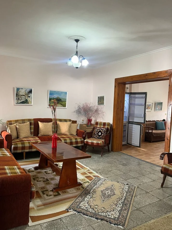 Tirane, jepet me qera apartament 2+1 Kati 5, 100 m², 350000 leke/muaj (Idriz Dollaku)