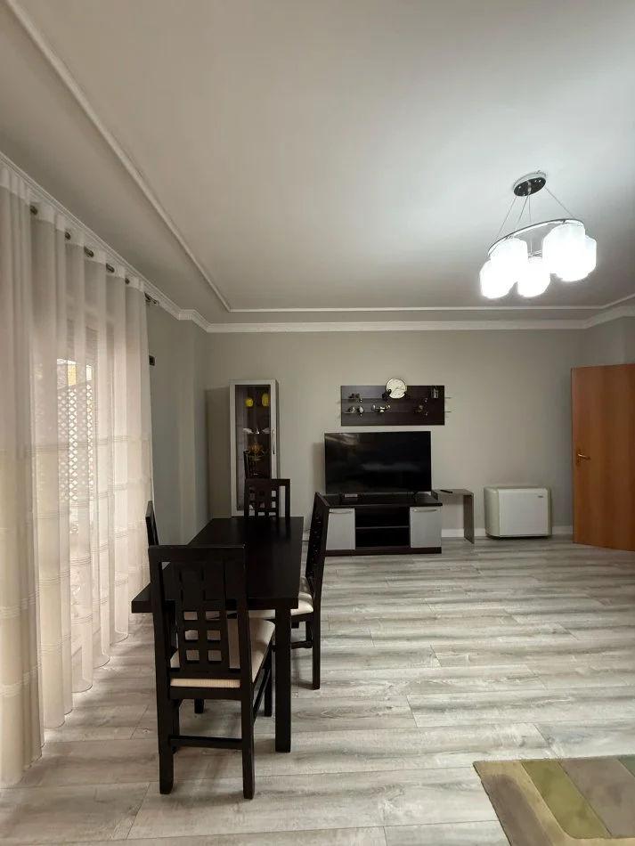 Shqiperi, jepet me qera apartament 2+1 Kati 5, 140 m² 800 € (Parku Olimpik)