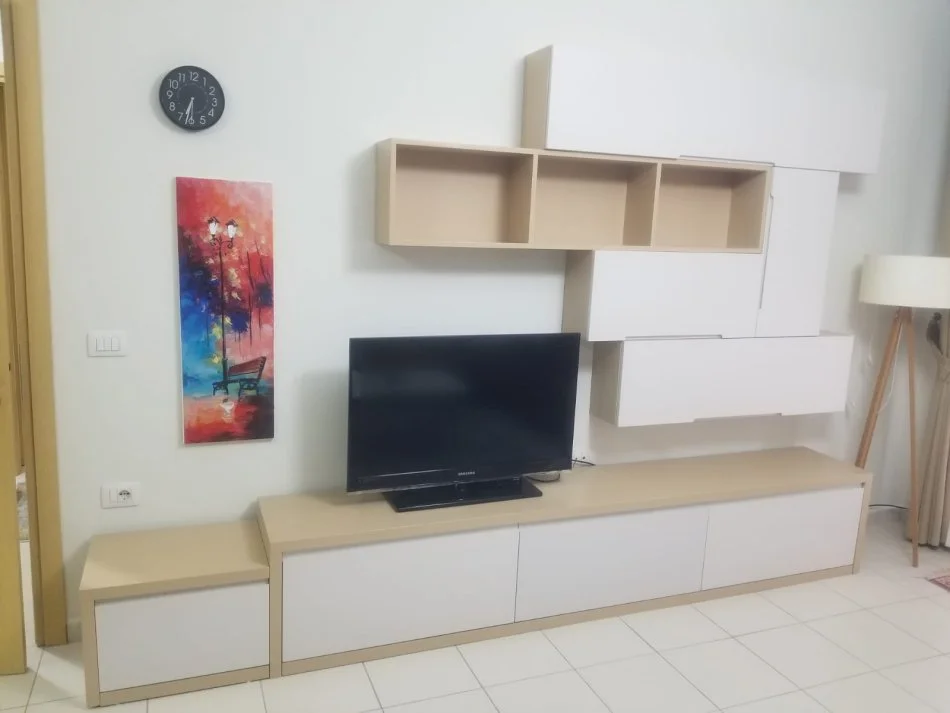 Tirane, jepet me qera apartament 1+1+Ballkon Kati 3, 65 m² 550 € (Liqeni i Thate)