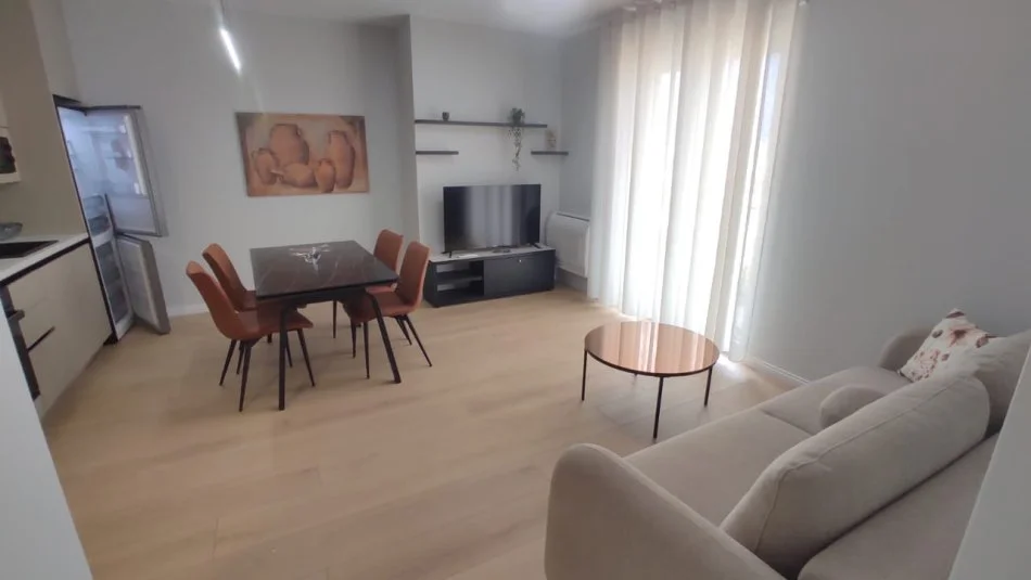 Tirane, jepet me qera apartament 1+1+Ballkon Kati 5, 55 m² 600 € (Xhamia e Tabakeve, prane Klinikes Glozheni)