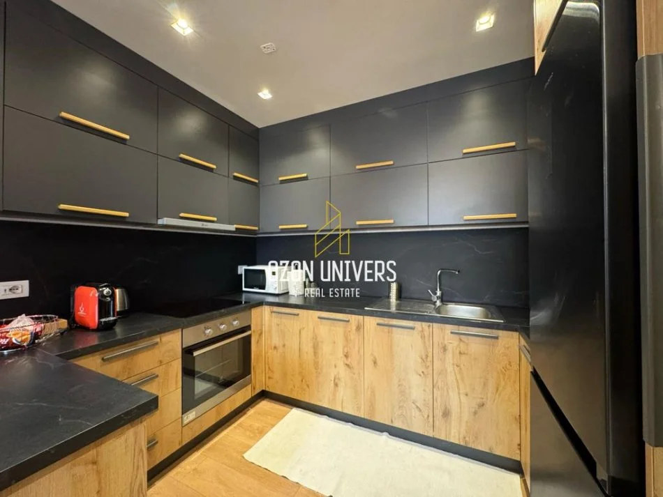 Tirane, shiten tre apartament 1+1+Ballkon Kati 4, 217 m² (Rruga e Barrikadave)