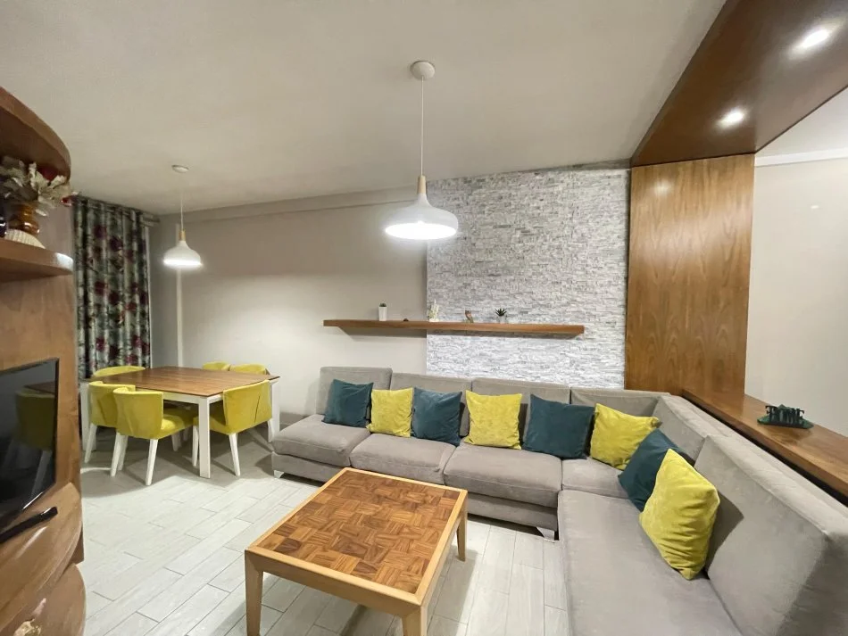 Tirane, jap me qera apartament 2+1+Ballkon Kati 4, 100 m² 550 € (Kodra e Diellit)