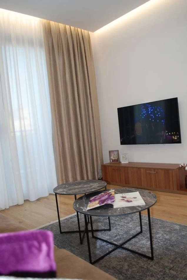 Tirane, jepet me qera apartament 1+1 Kati 5, 70 m² 1.500 € (Rruga e Kosovareve)