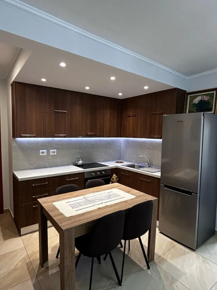 Tirane, jepet me qera apartament 1+1 Kati 2, 70 m² 650 € (Rruga Fortuzi)