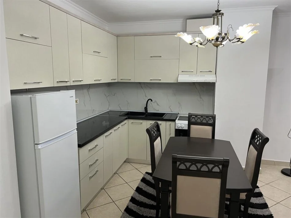 Tirane, jepet me qera apartament 1+1 Kati 4, 70 m² 700 € (Komuna e Parisit)