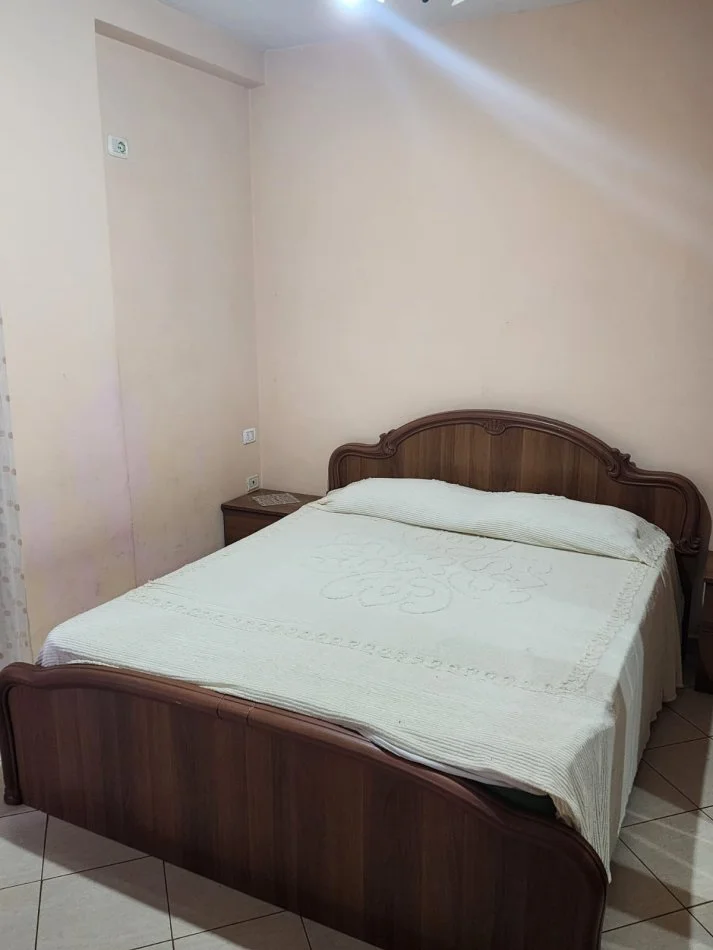 Tirane, jepet me qera apartament 1+1+Ballkon , 70 m² 500 € ne Qender ( Pazari i Ri )