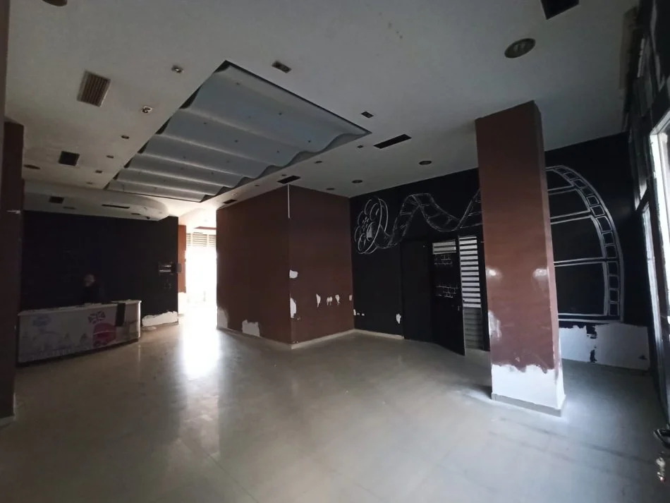 Tirane, jepet me qera ambjent biznesi Kati 0, 99 m² 1.000 € (Rruga e Durresit)