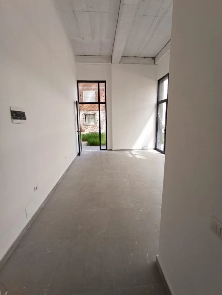 Tirane, jepet me qera ambjent biznesi Kati 0, 40 m² 500 € (Rruga e Durresit)