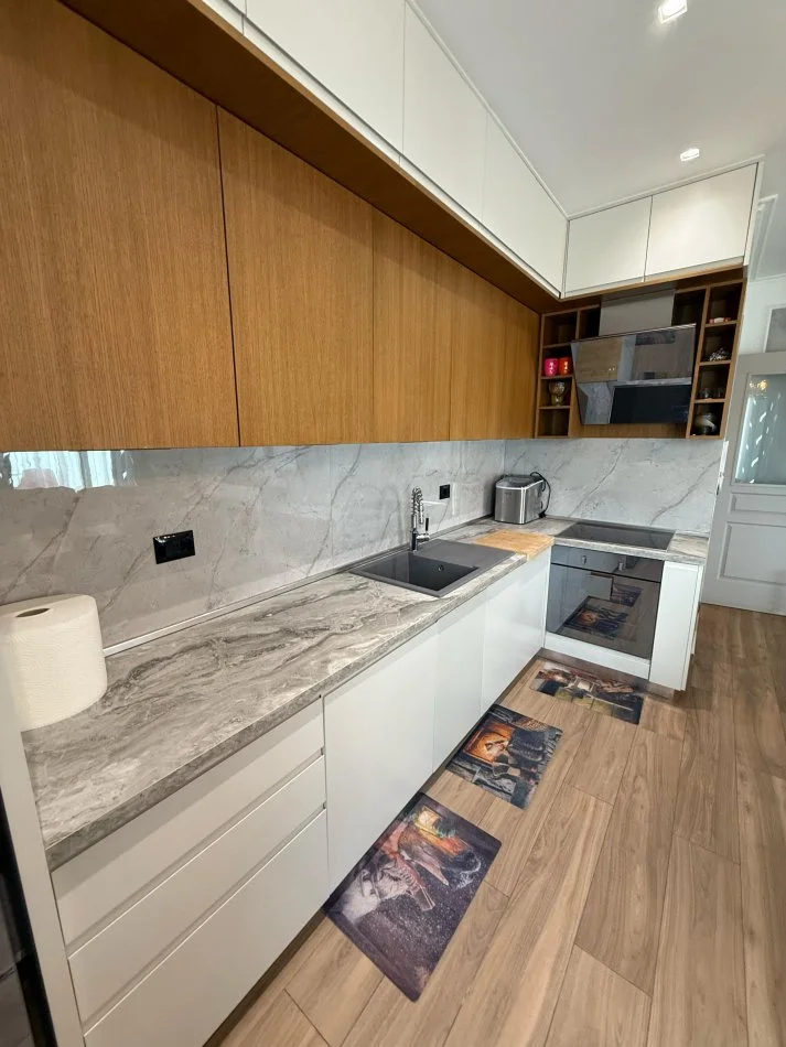 Tirane, jepet me qera apartament 2+1 Kati 1, 150 m² 1.700 € (Teg)