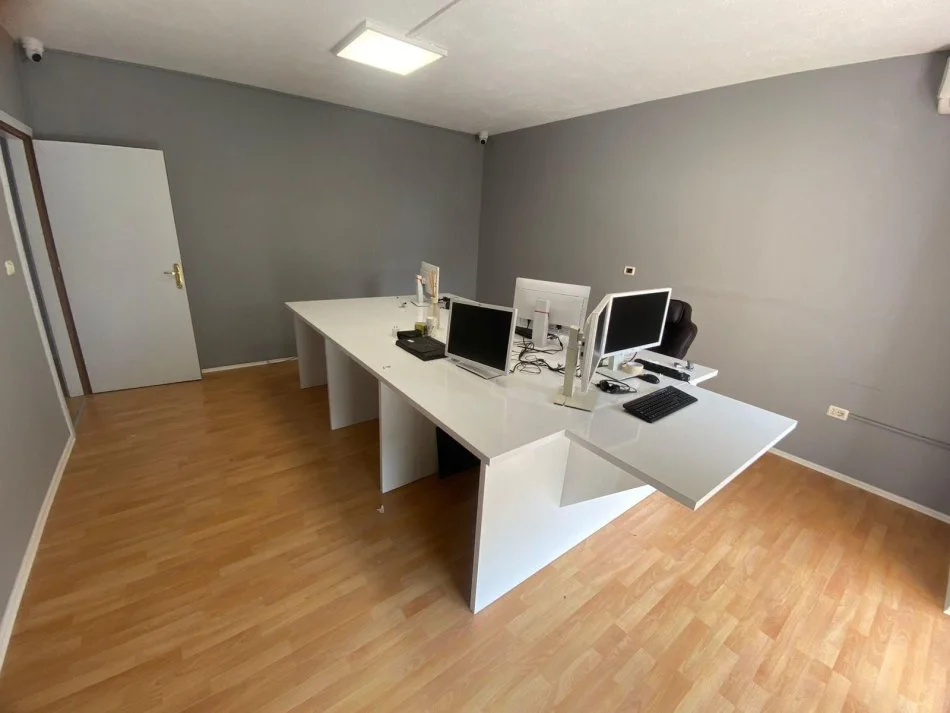 Tirane, jepet me qera ambjent biznesi Kati 3, 135 m² 1.200 € (Bllok)